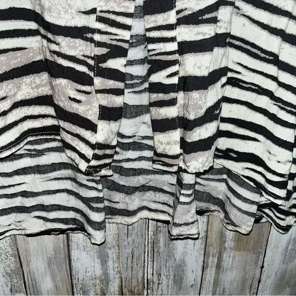 Entro Zandy Zebra Button Up - Picture 2 of 8